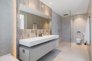 Łazienka w obiekcie Brand New Modern 5 BDRM Villa in Puerto Banús