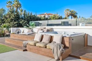 Część wypoczynkowa w obiekcie Brand New Modern 5 BDRM Villa in Puerto Banús