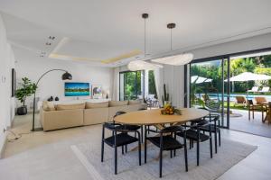 jadalnia i salon ze stołem i krzesłami w obiekcie Brand New Modern 5 BDRM Villa in Puerto Banús w Marbelli