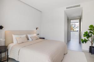 Łóżko lub łóżka w pokoju w obiekcie Brand New Modern 5 BDRM Villa in Puerto Banús
