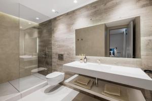 Łazienka w obiekcie Brand New Modern 5 BDRM Villa in Puerto Banús
