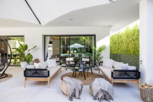 Część wypoczynkowa w obiekcie Brand New Modern 5 BDRM Villa in Puerto Banús