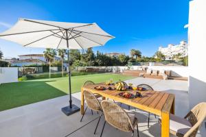 Ogród w obiekcie Brand New Modern 5 BDRM Villa in Puerto Banús