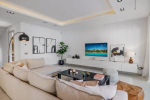Część wypoczynkowa w obiekcie Brand New Modern 5 BDRM Villa in Puerto Banús