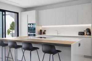 Kuchnia lub aneks kuchenny w obiekcie Brand New Modern 5 BDRM Villa in Puerto Banús
