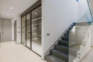 Zdjęcie z galerii obiektu Brand New Modern 5 BDRM Villa in Puerto Banús w Marbelli