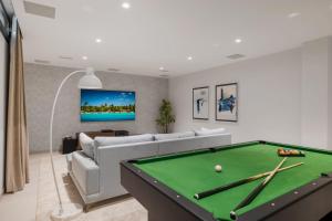 salon ze stołem bilardowym i kanapą w obiekcie Brand New Modern 5 BDRM Villa in Puerto Banús w Marbelli