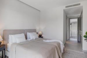 Łóżko lub łóżka w pokoju w obiekcie Brand New Modern 5 BDRM Villa in Puerto Banús