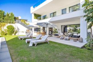 Ogród w obiekcie Brand New Modern 5 BDRM Villa in Puerto Banús