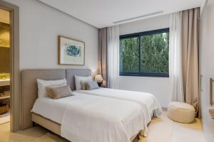 Łóżko lub łóżka w pokoju w obiekcie Brand New Modern 5 BDRM Villa in Puerto Banús