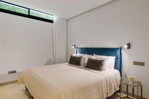 Łóżko lub łóżka w pokoju w obiekcie Brand New Modern 5 BDRM Villa in Puerto Banús