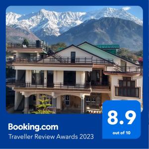 ein Bild eines Hauses mit Bergen im Hintergrund in der Unterkunft Touristen Holiday Home A luxury Villa in Dharamshala