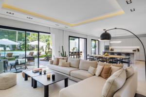 Część wypoczynkowa w obiekcie Brand New Modern 5 BDRM Villa in Puerto Banús