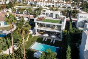 Basen w obiekcie Brand New Modern 5 BDRM Villa in Puerto Banús lub w pobliżu
