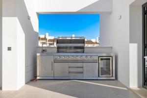Kuchnia lub aneks kuchenny w obiekcie Brand New Modern 5 BDRM Villa in Puerto Banús