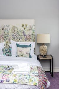 Plum and Partridge Husthwaite في يورك: غرفة نوم مع سرير مع اللوح الخشبي