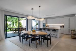 Kuchnia lub aneks kuchenny w obiekcie Brand New Modern 5 BDRM Villa in Puerto Banús