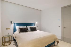 Łóżko lub łóżka w pokoju w obiekcie Brand New Modern 5 BDRM Villa in Puerto Banús