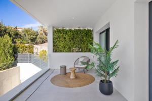 Balkon lub taras w obiekcie Brand New Modern 5 BDRM Villa in Puerto Banús