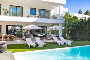 Basen w obiekcie Brand New Modern 5 BDRM Villa in Puerto Banús lub w pobliżu