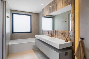 Łazienka w obiekcie Brand New Modern 5 BDRM Villa in Puerto Banús