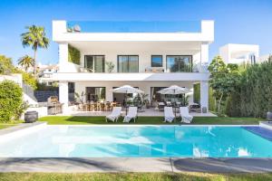 Basen w obiekcie Brand New Modern 5 BDRM Villa in Puerto Banús lub w pobliżu