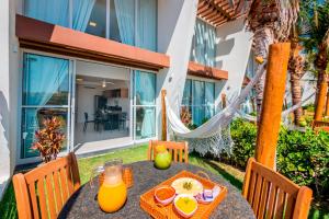een tafel met een bord eten bovenop een huis bij The Coral Beach Resort by Atlantica in Trairi