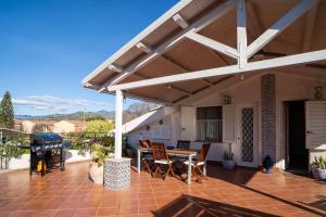 eine Terrasse mit einem Tisch und Stühlen auf einer Terrasse in der Unterkunft Casa Vacanza Giugiò in Giardini-Naxos