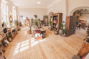 Trading Boundaries في يوكفيلد: غرفة معيشة كبيرة مع أرضيات وأثاث خشبي