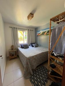 1 dormitorio con cama y ventana en Pipa Paradise Top 1, en Pipa