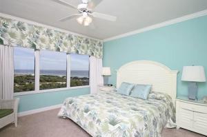 Postel nebo postele na pokoji v ubytování Tops'l 1008 Lockoff condo