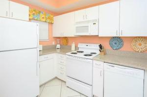 Kuchyň nebo kuchyňský kout v ubytování Tops'l 1008 condo