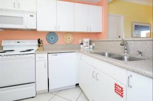 Kuchyň nebo kuchyňský kout v ubytování Tops'l 1008 condo