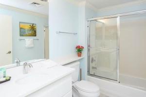 Koupelna v ubytování Tops'l 1008 condo + 9 fotografií