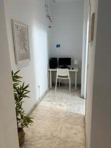 Telewizja i/lub zestaw kina domowego w obiekcie The Spot Central Hostel