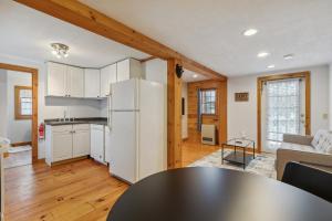 Cuina o zona de cuina de DOG FRIENDLY! Simple and Cozy Apartment Just Mins to Loon Mountain and Waterville Valley apts