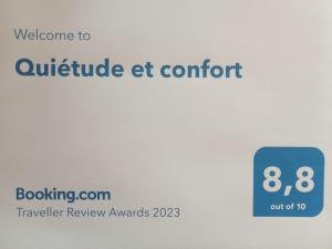 una señal que dice bienvenido a la parte exterior del apt contort en Quiétude et confort, en Tallard