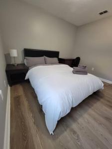 ヘルナンドにあるPerfect Place for Familiesのウッドフロアのベッドルーム(白い大型ベッド1台付)