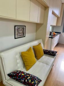 セビリアにあるNuevo apartamento Alamedaの白いソファ(黄色の枕付)が備わるリビングルーム