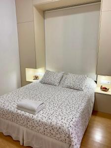 セビリアにあるNuevo apartamento Alamedaのベッドルーム1室(白いベッド1台、枕2つ付)