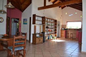 uma sala de estar com uma mesa e uma cozinha em Atardecida em Villa de Las Rosas