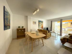 ein Wohnzimmer mit einem Tisch und einem Sofa in der Unterkunft Marbi in Cala Millor