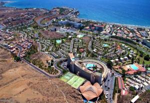 een luchtfoto van een resort aan de oceaan bij Fabulous upper floor sea view in San Agustin