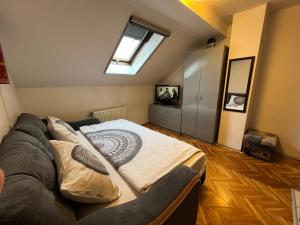 - une chambre avec un lit et une fenêtre dans l'établissement Studio in the centre of Novi Sad, à Novi Sad