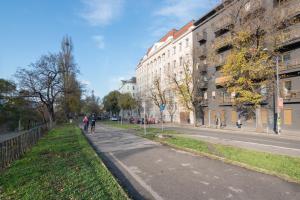 une rue de la ville avec des bâtiments et des gens qui marchent sur un trottoir dans l'établissement An der Donau, 10 Minuten ins Zentrum, Klimaanlage, à Vienne