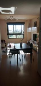 een woonkamer met een tafel en 2 stoelen bij Apartamento DALÍ in Murcia