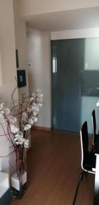 a room with a vase with white flowers in it at Apartamento DALÍ in Murcia