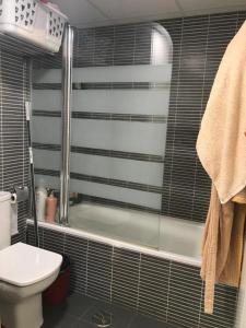 een badkamer met een douche, een toilet en een bad bij Apartamento DALÍ in Murcia