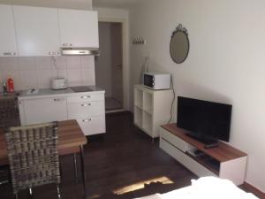 Una cocina o cocineta en Swiss Star Basel Schweizergasse - Self Check-In