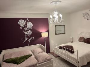 Schlafzimmer mit einem Bett und einem Kronleuchter in der Unterkunft Appartment Rosengarten in Baden